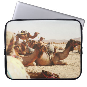 VIJF CAMELS OP VELD LAPTOP SLEEVE