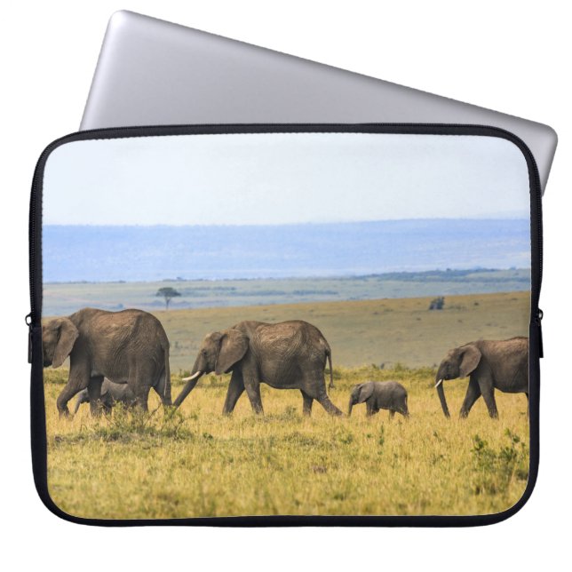 VIJF ELEPHANTS OP BROWN GRASS LAPTOP SLEEVE (Voorkant)