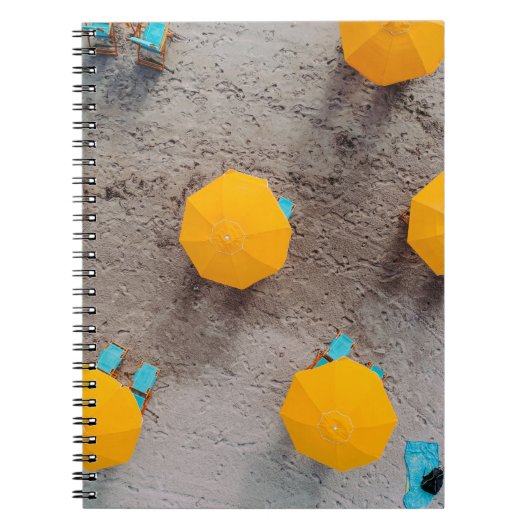 Vijf gele paraplu's op zand overdag notitieboek (Voorkant)