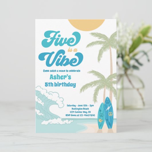 Vijf is een levende retrofboardbek op de dag van d kaart (Staand voorkant)