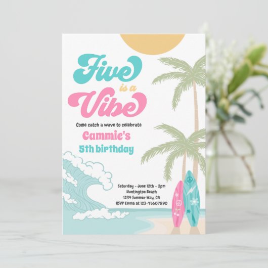 Vijf is een levende retrofboardbek op de dag van d kaart (Staand voorkant)