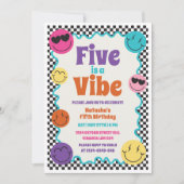 Vijf is een levendige kleurrijke retro glimlacht v kaart (Voorkant)