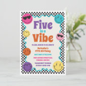 Vijf is een levendige kleurrijke retro glimlacht v kaart (Staand voorkant)