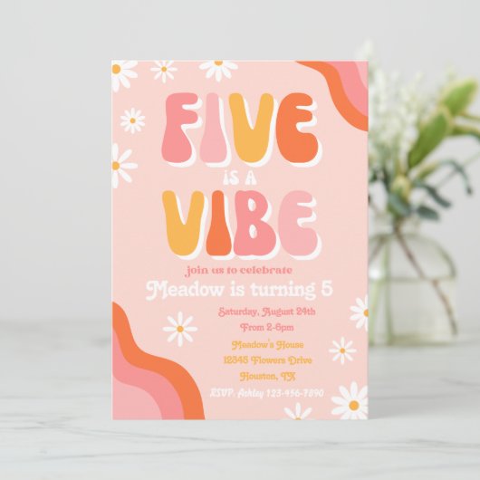 Vijf is een vibe Birthday Uitnodiging | Groovy (Staand voorkant)
