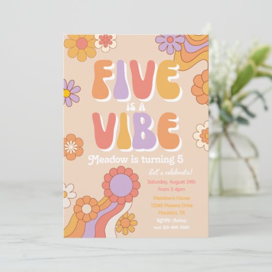 Vijf is een vibe Birthday Uitnodiging | Groovy Par (Staand voorkant)