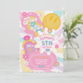 Vijf is een Vibe Groovy 5th Birthday uitnodiging (Staand voorkant)