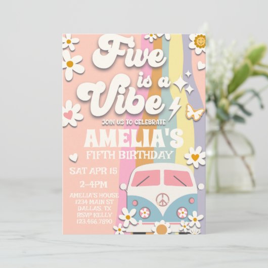 Vijf is een Vibe Groovy 5th Birthday uitnodiging (Staand voorkant)