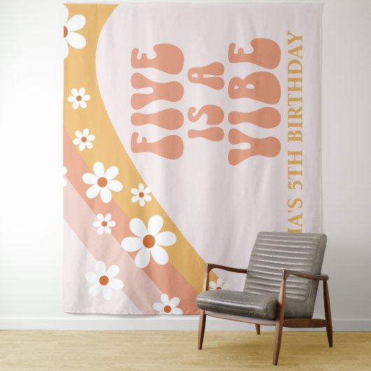 Vijf is een Vibe Groovy Daisy 5e verjaardagsbanner Wandkleed (In situ)
