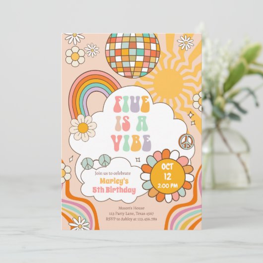 Vijf is een Vibe Groovy Retro 70s Rainbow 5 Verjaa Kaart (Staand voorkant)