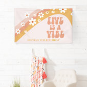 Vijf is een Vibe Groovy Retro Daisy 4e verjaardag Spandoek (Insitu)