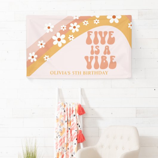 Vijf is een Vibe Groovy Retro Daisy 4e verjaardag Spandoek (Insitu)