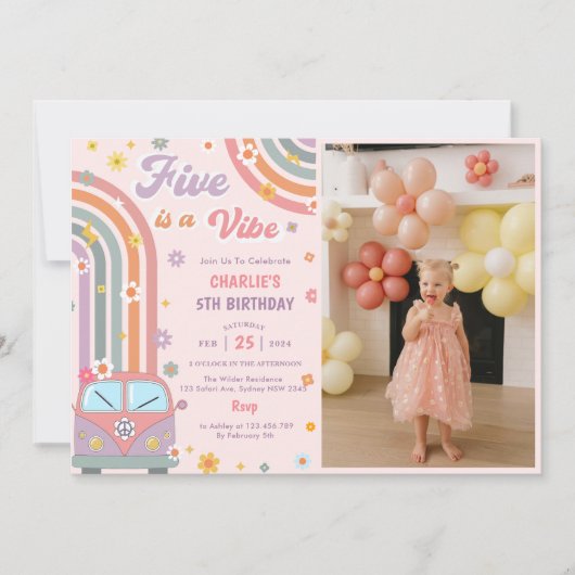 Vijf is een Vibe Groovy Retro Daisy Verjaardagsfot Kaart (Voorkant)