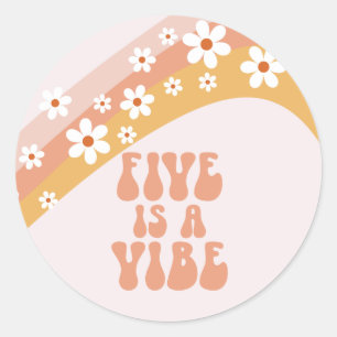 Vijf is een Vibe Groovy Retro Rainbow 5e verjaarda Ronde Sticker