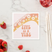 Vijf is een Vibe Groovy Retro Rainbow 5e verjaarda Servet (Insitu)