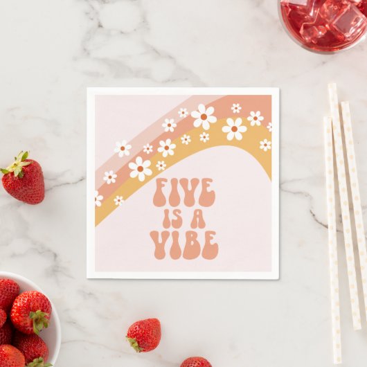 Vijf is een Vibe Groovy Retro Rainbow 5e verjaarda Servet (Insitu)