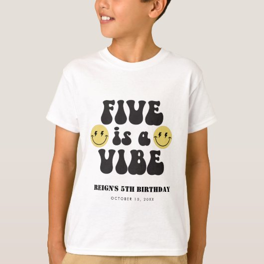 Vijf is een Vibe | Jongens Gelukkig Gezicht 5e Ver T-shirt (Voorkant)