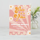 Vijf is een Vibe Retro Birthday Uitnodiging (Staand voorkant)