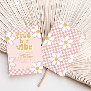 Vijf is een Vibe Retro Check Roze Daisy Uitnodigin Kaart