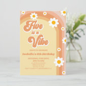 Vijf is een Vibe Retro Daisy 5th Birthday Party Kaart (Staand voorkant)