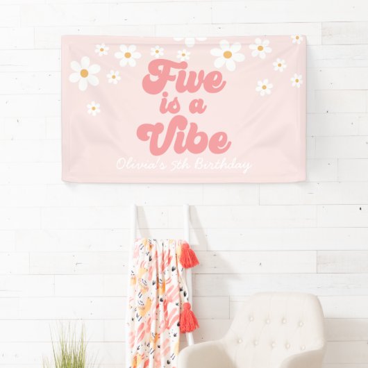 Vijf is een Vibe Retro Daisy Pink 5e verjaardag Spandoek (Insitu)
