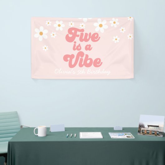 Vijf is een Vibe Retro Daisy Pink 5e verjaardag Spandoek (Beurs)