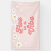 Vijf is een Vibe Retro Daisy Pink 5e verjaardag Spandoek (Verticaal)