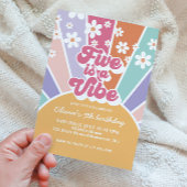 Vijf is een Vibe Retro Sunshine Rainbow Daisy Invi Kaart