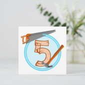 Vijf jaar oude jongen die op deze dag met hulpmidd kaart (Staand voorkant)