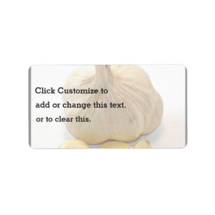 Vijf knoflookplakjes en een knoflookhandschoen etiket