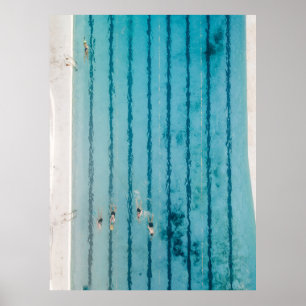 Vijf mensen zwemmen in een zwembad poster