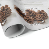 Vijf Pinecones Merry KerstHappy Nieuwjaar Cadeaupapier (Rol Hoek)