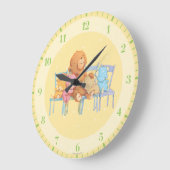 Vijf Snoezige en Kleurrijke Beren op Stoelen Grote Klok (Hoek)