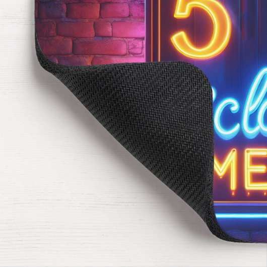 Vijf uur ergens neonteken op baksteen muismat (Hoek)