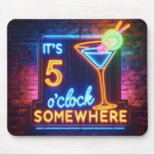 Vijf uur ergens neonteken op baksteen muismat (Voorkant)