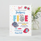 Vijf verjaardag vrede uit! 5e zomer jongens kaart (Staand voorkant)