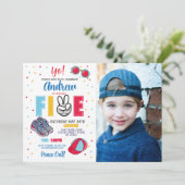 Vijf verjaardag vrede uit! 5e zomer jongens kaart (Staand voorkant)