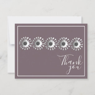 Vijf witte madeliefjes mauve achtergrond bedankt briefkaart