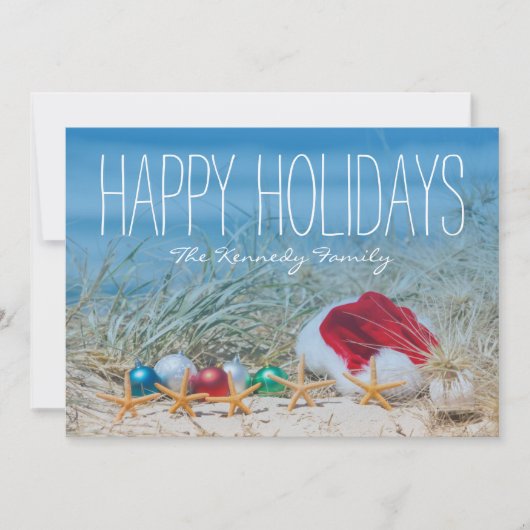 Vijf zeesterren op een strand met een kerstmuts feestdagenkaart (Voorkant)
