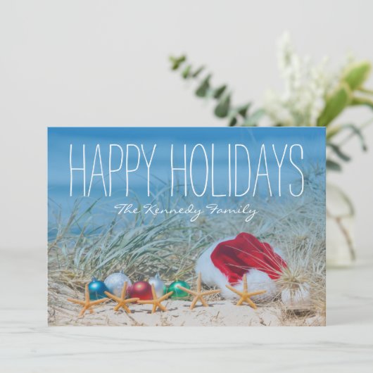 Vijf zeesterren op een strand met een kerstmuts feestdagenkaart (Staand voorkant)