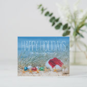 Vijf zeesterren op een strand met een kerstmuts feestdagenkaart (Staand voorkant)