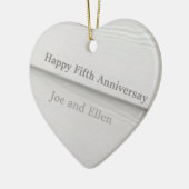 Vijfde bruiloft Jubileum hout bewerkbaar Keramisch Ornament (Links)