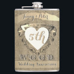 Vijfde Jubileum "Hout" Heupfles<br><div class="desc">Maakt dit geen leuk verjaardagsgeschenk voor hun vijfde feest; een ,  shabby-kikkerhoutachtergrondkolf met een hartembleem voor die speciale dag!</div>