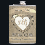 Vijfde Jubileum "Hout" Heupfles<br><div class="desc">Maakt dit geen leuk verjaardagsgeschenk voor hun vijfde feest; een ,  shabby-kikkerhoutachtergrondkolf met een hartembleem voor die speciale dag!</div>