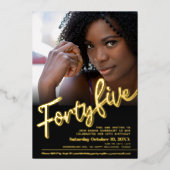Vijfenveertig 45e Birthday Gold zwarte fotoscript Folie Uitnodiging (Voorkant)