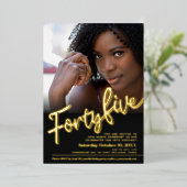 Vijfenveertig 45e Birthday Gold zwarte fotoscript Folie Uitnodiging (Staand Voorkant)