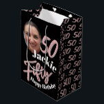 Vijftig 50th Birthday fotoscript roos roze aangepa Medium Cadeauzakje<br><div class="desc">50 en 50 glitter tekst van het stijleffect van de glitter in roze roos en glijertinten op zwarte verjaardagskgift zak. Pas deze 50e verjaardagstaart aan met je eigen foto van je verjaardagsmeisje en naam of bericht. Andere jaren en overeenkomende objecten zijn beschikbaar. © Origineel ontwerp door Sarah Trett voor www.mylittleeden.com...</div>