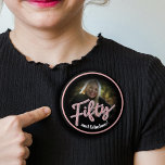 Vijftig 50th Birthday fotoscript roos roze aangepa Ronde Button 3,2 Cm<br><div class="desc">De vijftig glitter tekst van het stijleffect van het roos in roze en schuiftinten op zwarte speldknoopbadge. Pas deze 50e verjaardagspeld aan met je eigen foto van je verjaardagsmeisje en bericht, die momenteel vijftig en geweldig leest! Andere jaren en overeenkomende objecten zijn beschikbaar. © Origineel ontwerp door Sarah Trett voor...</div>