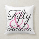 Vijftig en Fabulous 50th Birthday Kussen<br><div class="desc">Een simpel,  elegant kussen om een geweldig iemand te vieren die 50 wordt. Voorziet de woorden "vijftig en Fabulous"in zwarte en roze manuscripttekst op een witte achtergrond.</div>