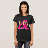 Vijftig en Fabulous 50th Verjaardag Zwart Hot Pink T-shirt (Voorkant volledig)