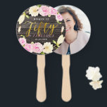 Vijftig en Fabulous Floral 50ste verjaardag Handwaaier<br><div class="desc">Elegante verjaardagsfeestje hand fan voor de dame die 50 wordt! Handgeschilderde waterverf bloemblaadjes (van magnolia en camellia) in roze en crème rond de kaart met faux gouden tekst die zegt "Fifty & Fabulous." De achtergrond is een houten textuur. Pas dit product aan door jouw namen en je foto op de...</div>